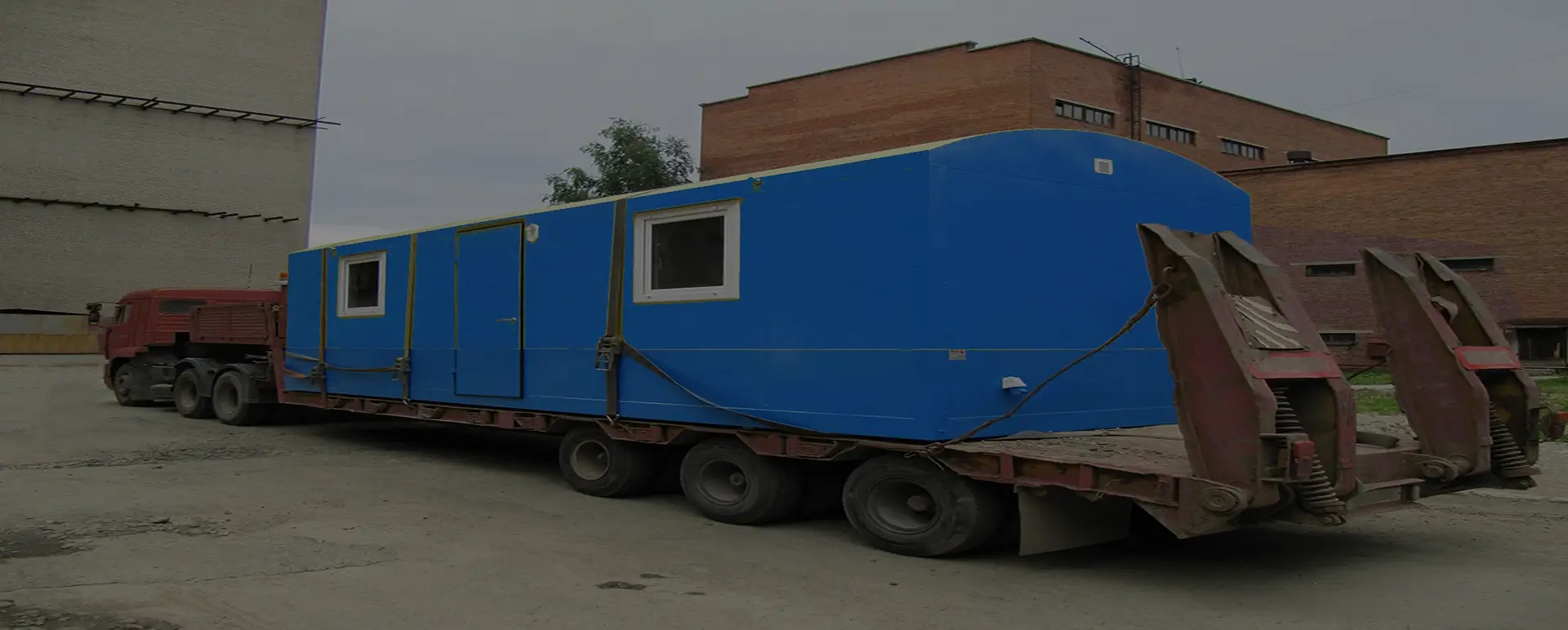 Заказать безопасную и качественную перевозку вагон домов и блок комнат по России из Зеленограда специализированными низкорамными тралами